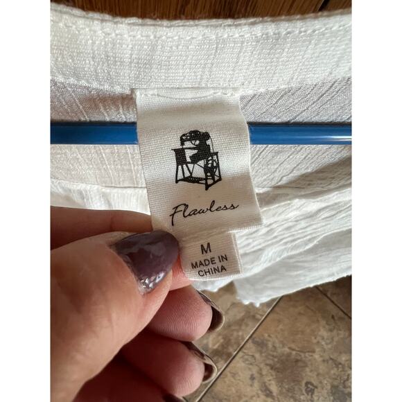 Flawless white pin tuck V neck with eyelet sleeves, woman's size M - Picture 3 of 9